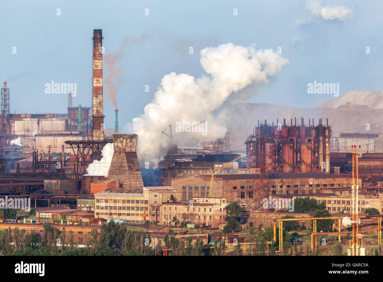 Stahlwerk mit Schornsteinen bei Sonnenuntergang. metallurgische Fabrik. Stahlwerke, Eisenhütte. Schwerindustrie in Europa. Luft-Verunreinigung-f Stockfoto
