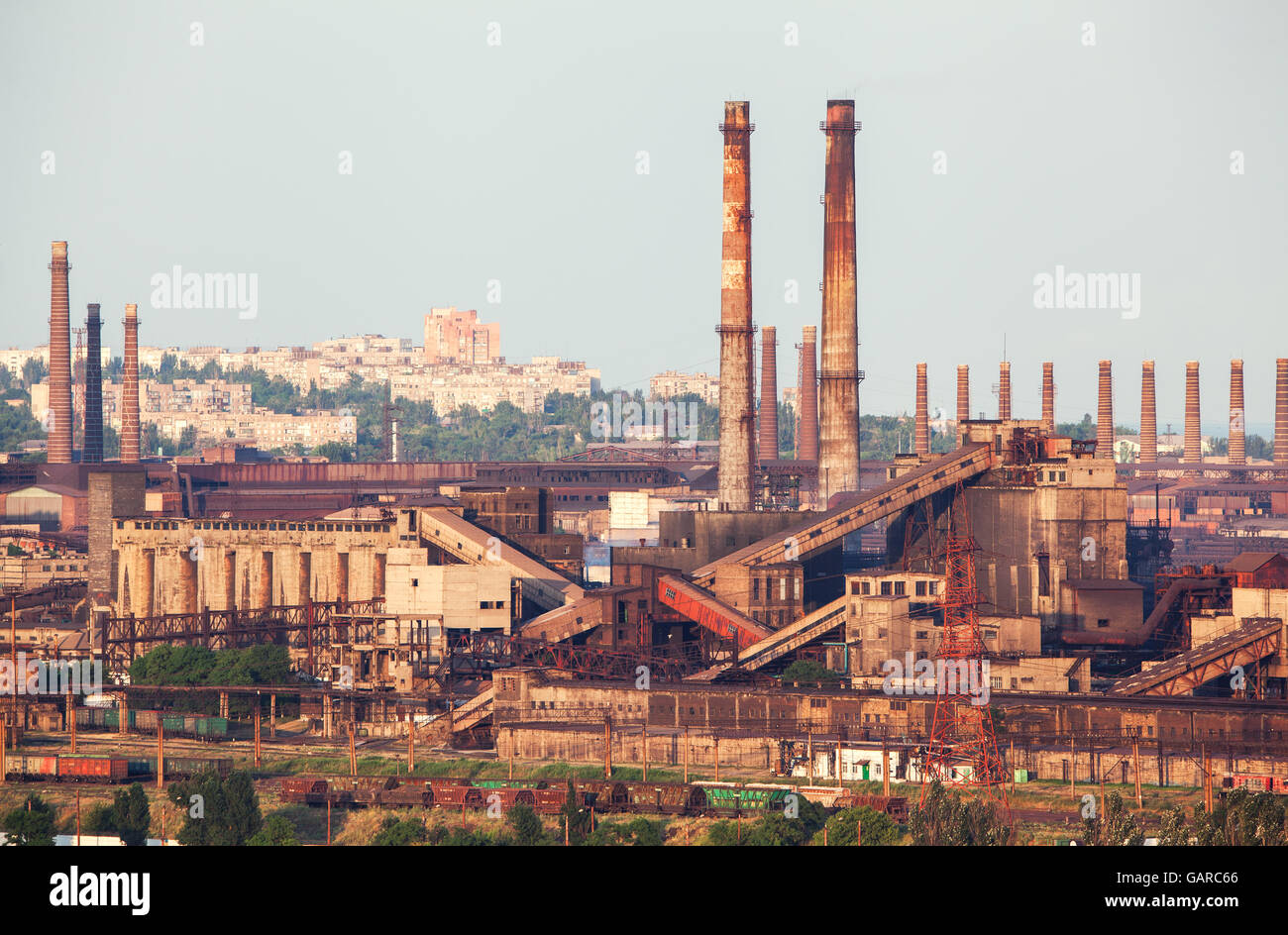 Stahlwerk mit Schornsteinen bei Sonnenuntergang. metallurgische Fabrik. Stahlwerke, Eisenhütte. Schwerindustrie in Europa. Luft-Verunreinigung-f Stockfoto