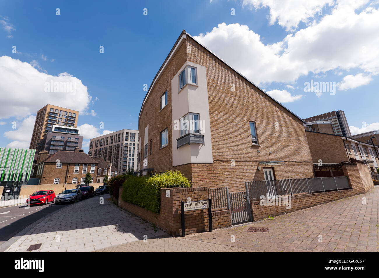 Bezahlbarer Wohnraum an der Kreuzung der Kiefer Weg und Elmira Street, Lewisham, London. Bestandteil der Rivermill Park-Entwicklung Stockfoto