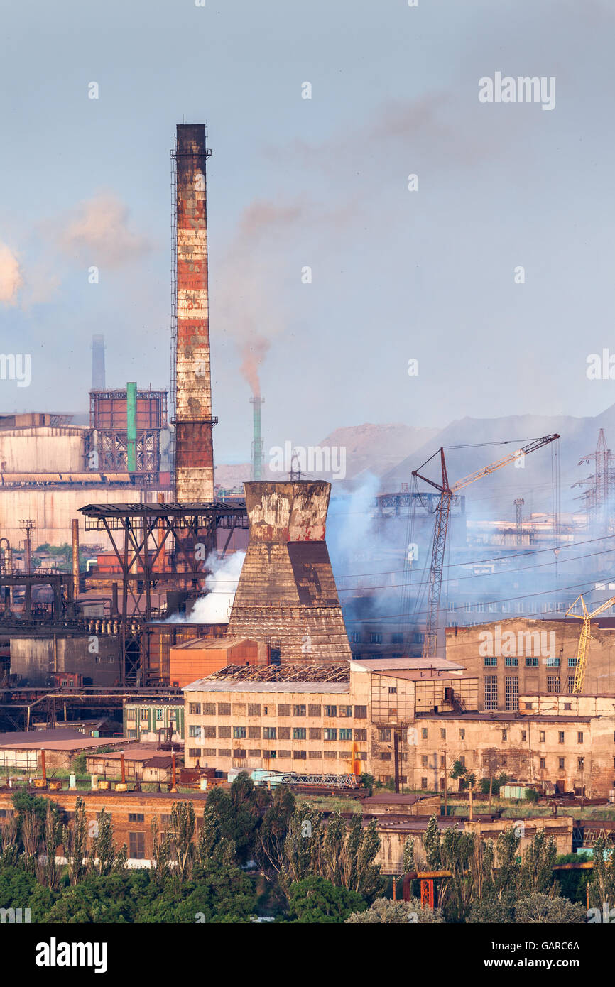 Stahlwerk mit Schornsteinen bei Sonnenuntergang. metallurgische Fabrik. Stahlwerke, Eisenhütte. Schwerindustrie in Europa. Luft-Verunreinigung-f Stockfoto