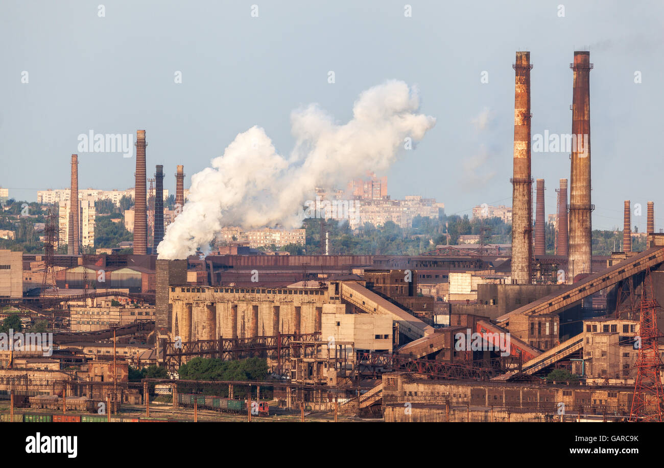 Stahlwerk mit Schornsteinen bei Sonnenuntergang. metallurgische Fabrik. Stahlwerke, Eisenhütte. Schwerindustrie in Europa. Luft-Verunreinigung-f Stockfoto