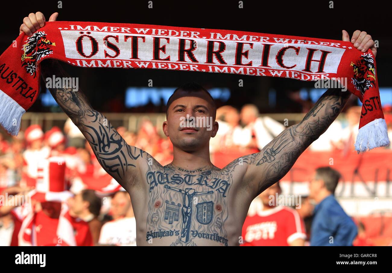 Ein österreichischer Fan zeigt seine Unterstützung und Farben in der Steht vor dem Anpfiff Stockfoto