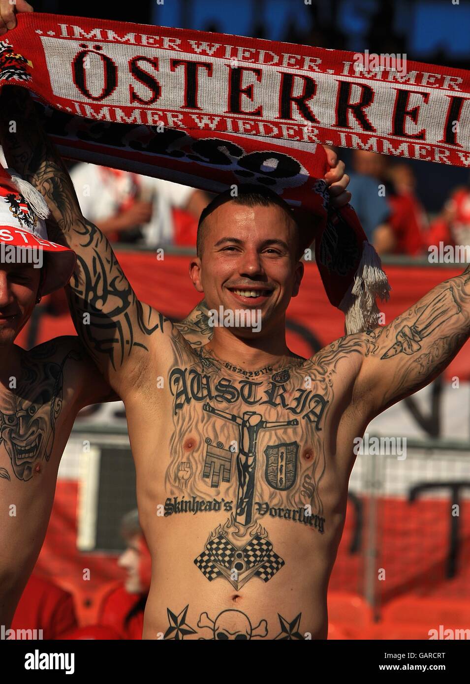 Fußball - UEFA-Europameisterschaft 2008 - Gruppe B - Österreich - Polen - Ernst-Happel-Stadion. Ein österreichischer Fan zeigt seine Unterstützung und seine Farben vor dem Anpfiff auf den Tribünen Stockfoto