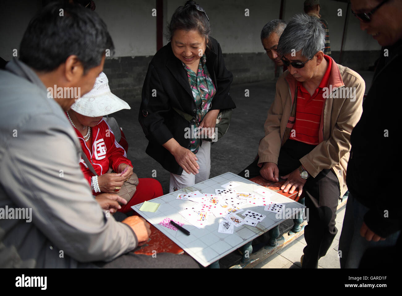 Ältere Chinesen spielen Karten für Spaß in der zusammengesetzten Himmelstempel. Peking, China. 25.04.2016. Stockfoto