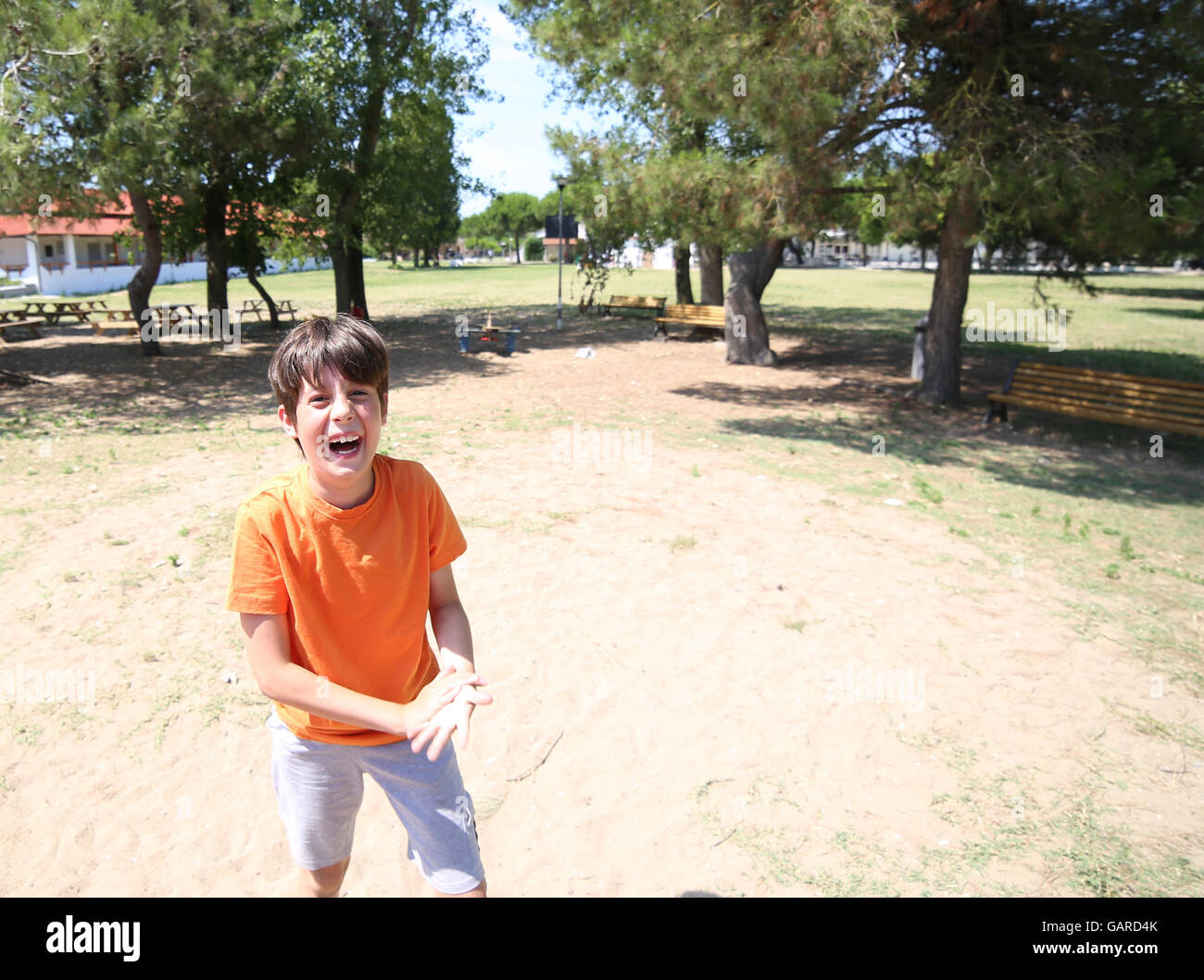 überglücklich junge Lachen im Park im Sommer Stockfoto
