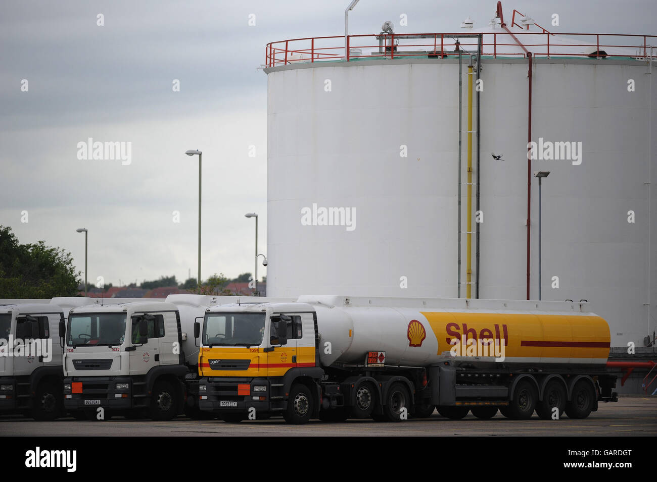 Shell-Tanker im Jarrow Shell-Terminal, Tyne und Wear, während Tanker-Fahrer vor der Raffinerie einschlagen. Stockfoto