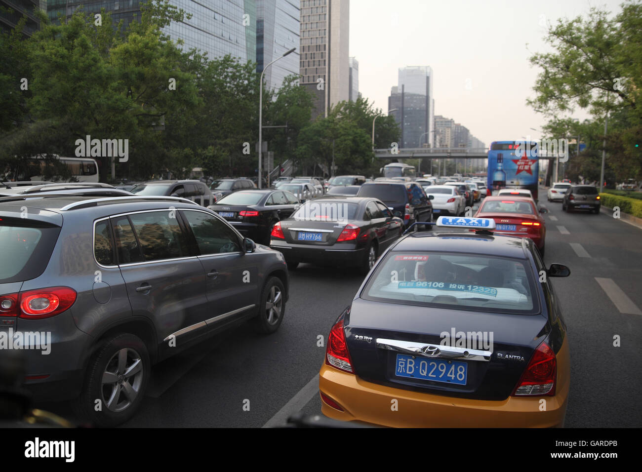 Schwere Stau, viele moderne Autos und ein Bus, einem Verkehrsunfall in den frühen Abend. Peking, China. 26.04.2016. Stockfoto