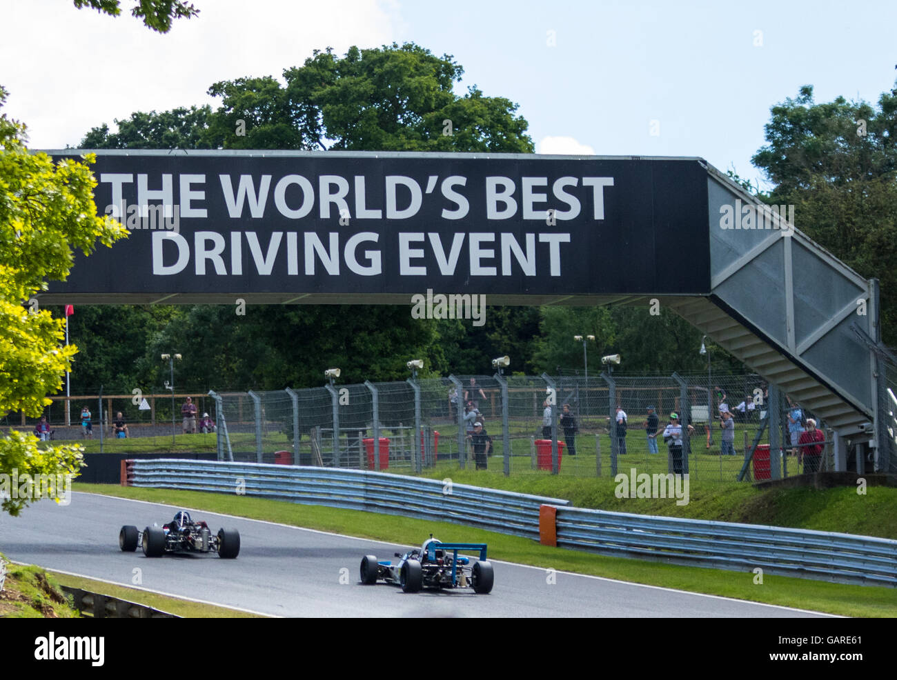 Autos auf der Strecke für die Derek Bell Trophy, historische Race of Champions, Legenden von Brands Hatch Superprix treffen Stockfoto