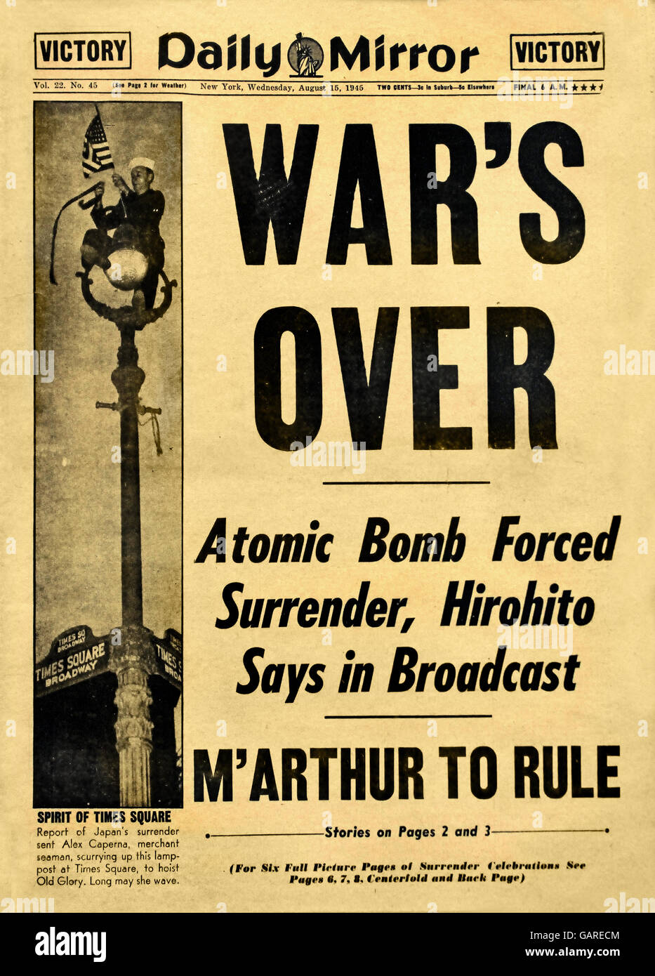 Krieg um - Atombombe gezwungen Kapitulation, Hirohito sagt im Fernsehen. M "Mac Arthur Regel Daily Mirror.  Japanische Kapitulation zweiten 2. Weltkrieg 1940-1945 uns Armee Vereinigte Staaten von Amerika-USA-Japan Stockfoto