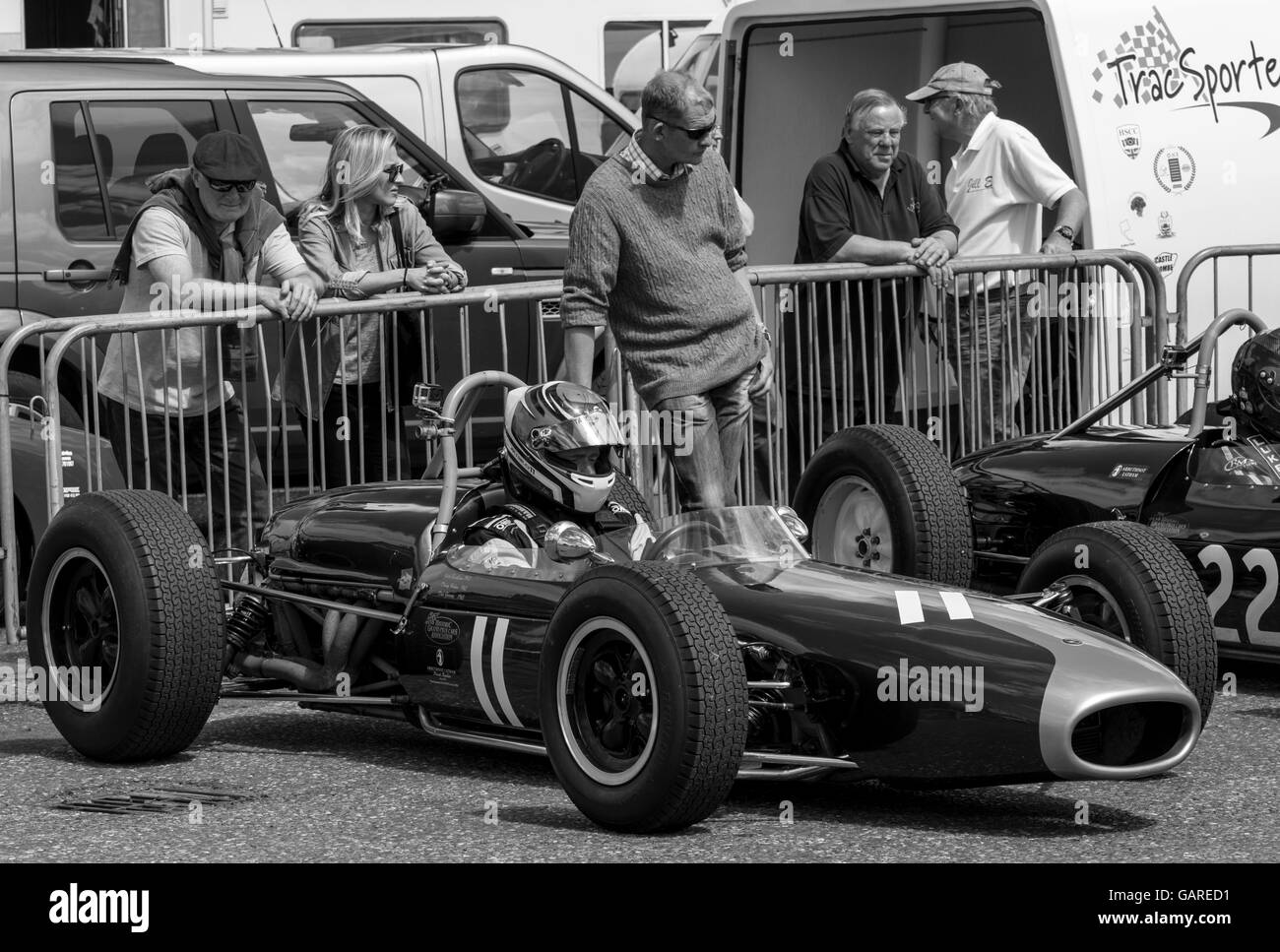 1964 Brabham BT11/19 im Fahrerlager vor dem Historic Grand Prix Cars Association-Rennen in Brands Hatch in schwarz / weiß Stockfoto