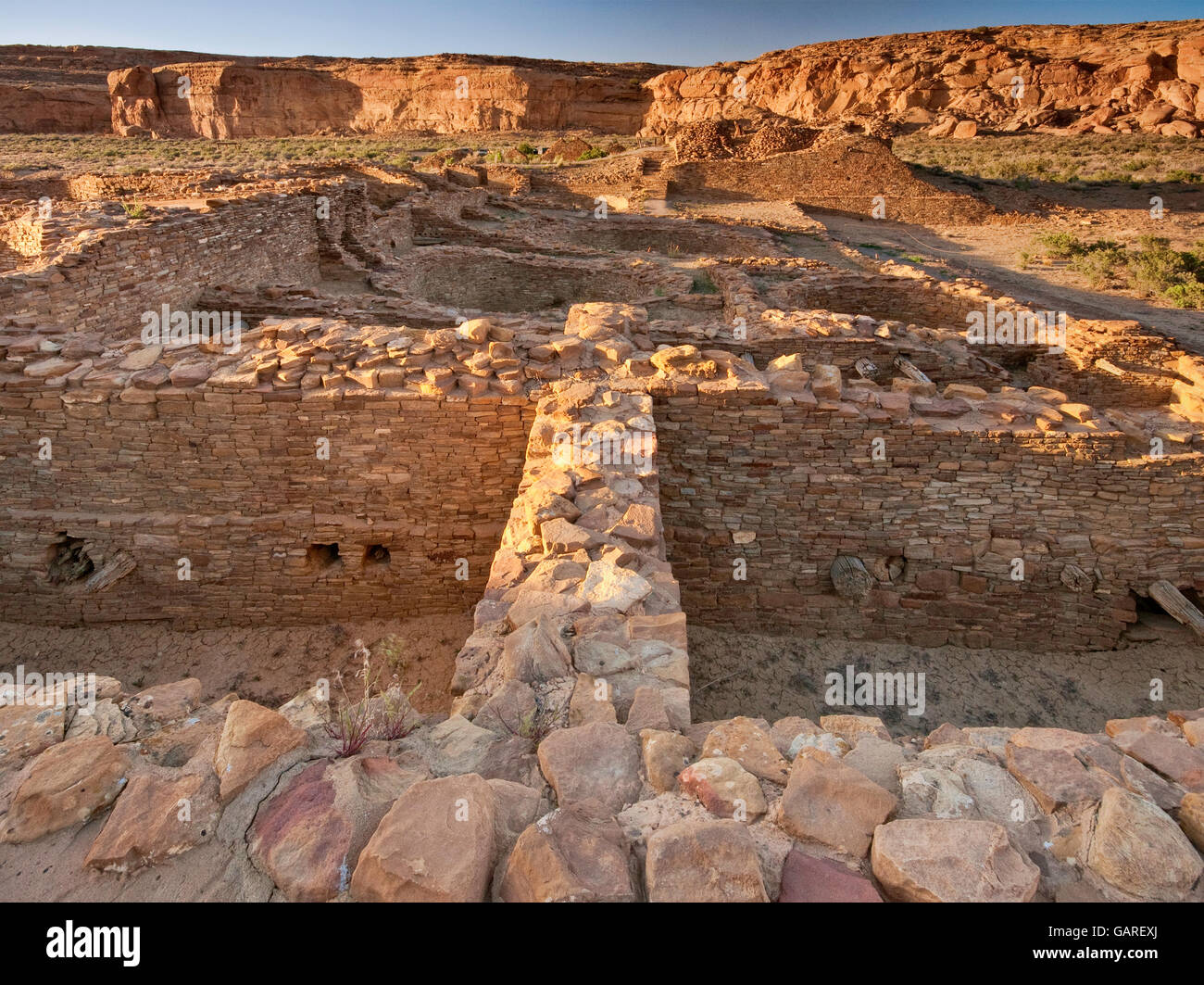 Pueblo del Arroyo, Anasazi Indianer Ruinen, North Mesa in Ferne, Sonnenuntergang, Chaco Culture National Historical Park, New Mexico, USA Stockfoto