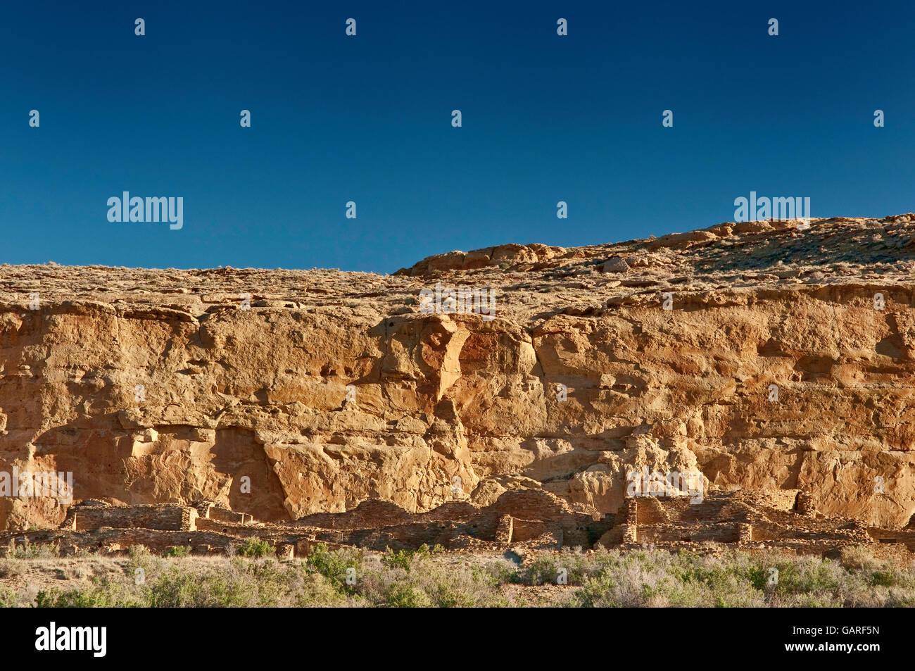 Chetro Ketl, Anasazi Indianer ruins, North Mesa Klippen hinter, Chaco Culture National Historical Park, New Mexico, USA Stockfoto