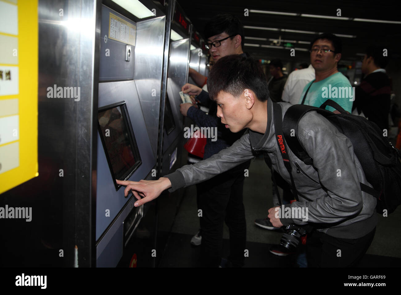 Ein chinesischer Mann nutzt eine Maschine, um ein Ticket für die u-Bahn an der Zhongshan-u-Bahnstation. Shanghai, China. 30.04.2016. Stockfoto
