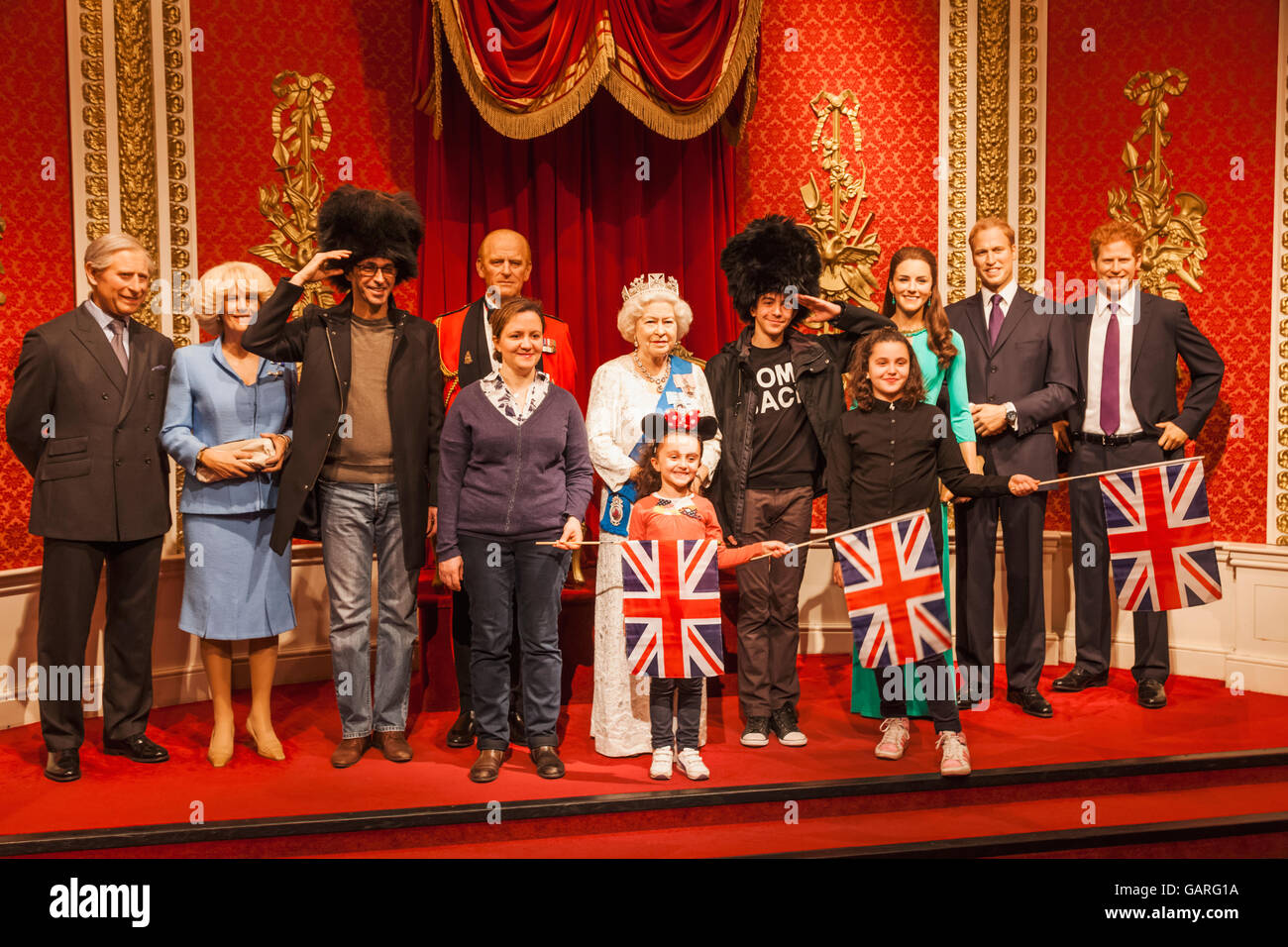Wie Viele Wachsfiguren Gibt Es In Madame Tussauds London England, London, Madame Tussauds, Touristen posieren mit Wachs Figuren