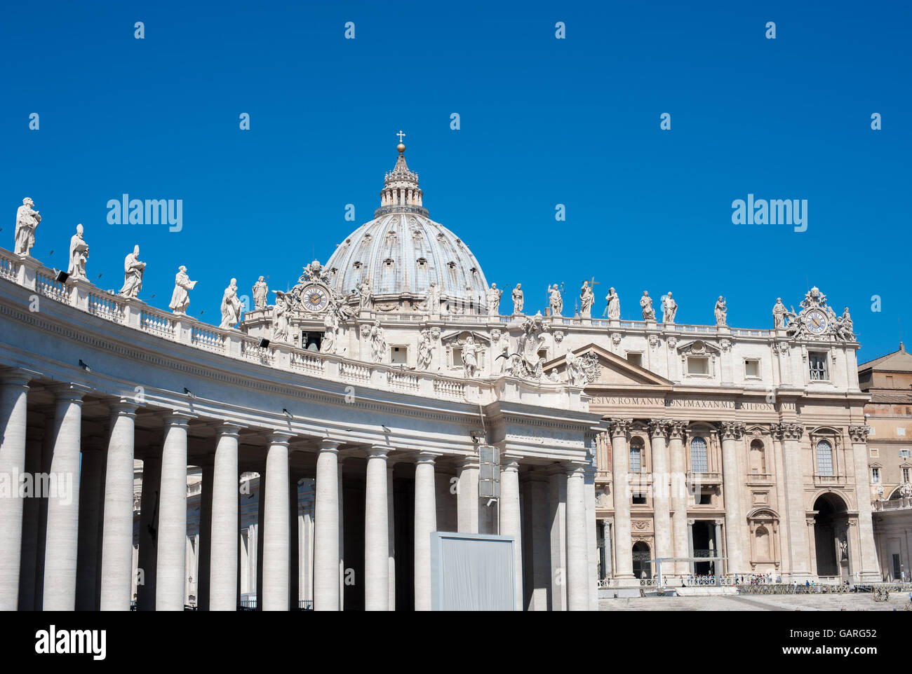 Außenansicht der Basilika San Pietro in Rom, Vatikanstadt, Vorder- und Kolonnade Seite in sonnigen, klaren Tag Stockfoto