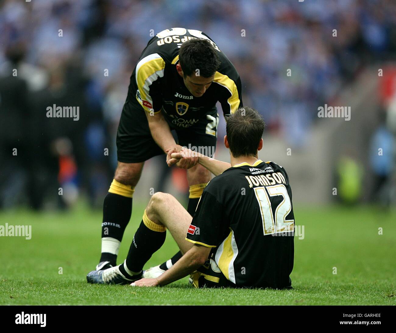 Fußball - FA Cup - Finale - Portsmouth gegen Cardiff City - Wembley Stadium. Steven Thompson von Cardiff City tröstet einen niedergeschlagenen Roger Johnson Stockfoto