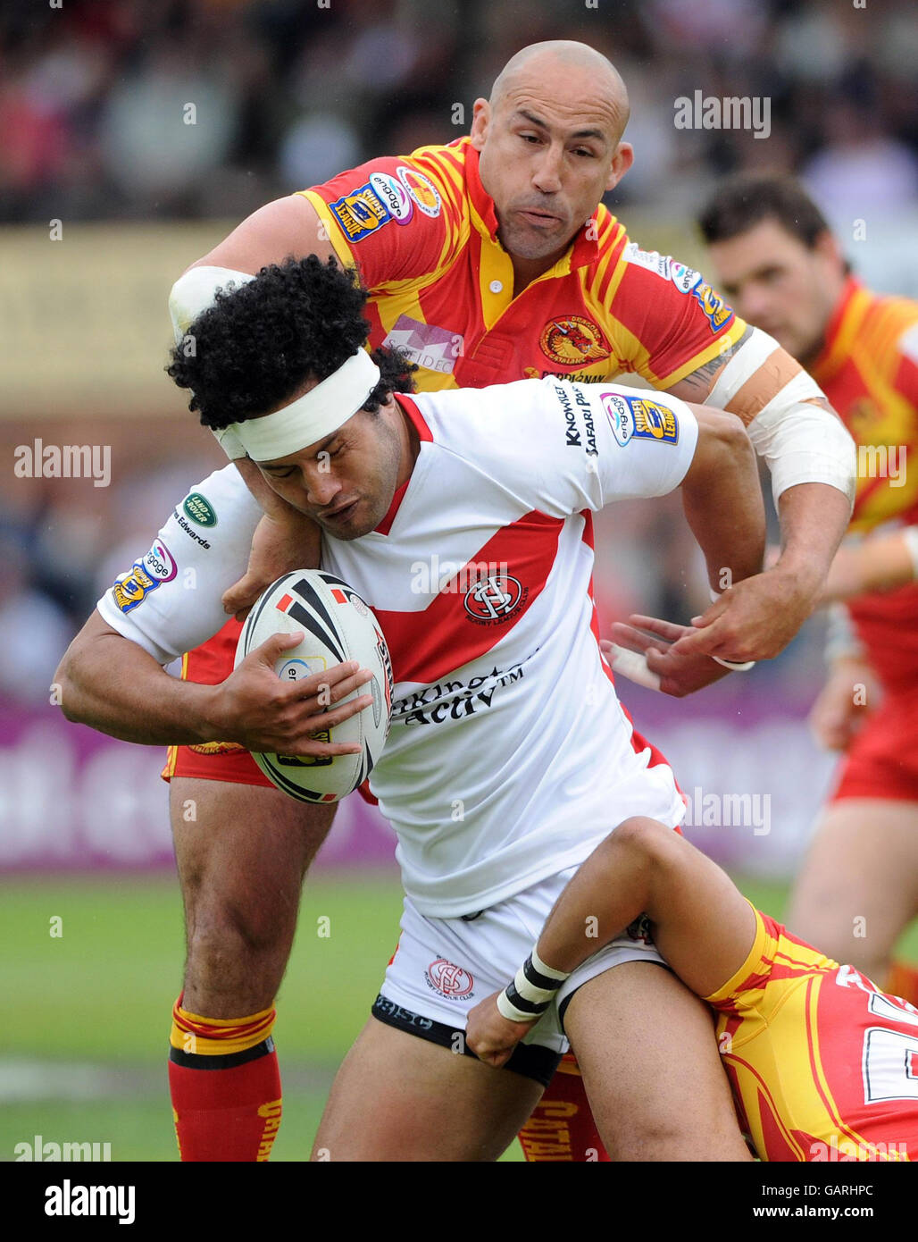 Rugby League - Engage Super League - St Helens gegen Catalan Dragons - Knowsley Road. Francis Meli von St Helens wird vom katalanischen Jason Croker (Top) während des Engage Super League-Spiels in der Knowsley Road, St. Helens, angegangen. Stockfoto