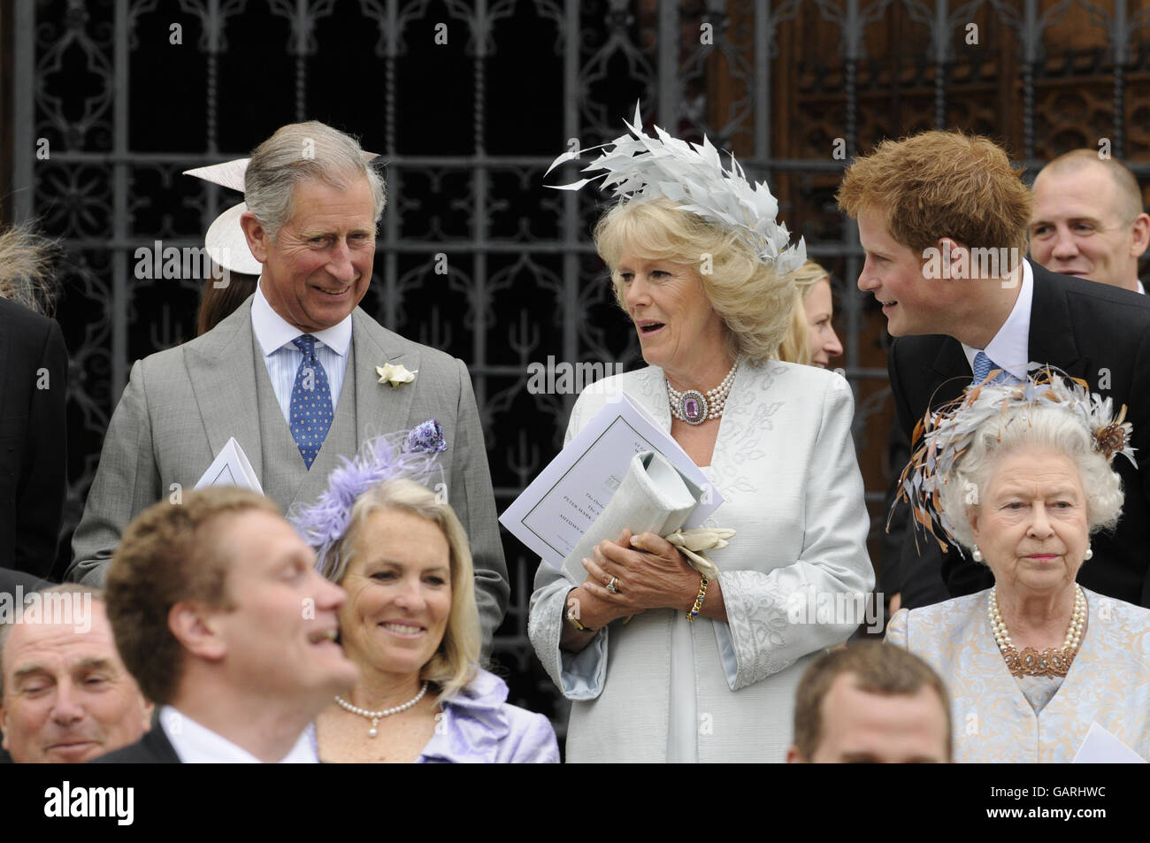 Königin Elizabeth II. Und der Prinz von Wales, Herzogin von Cornwall und Prinz Harry vor der St. George's Chapel in Windsor, England, nach der Hochzeitszeremonie von Peter Phillips und Autumn Kelly. Stockfoto