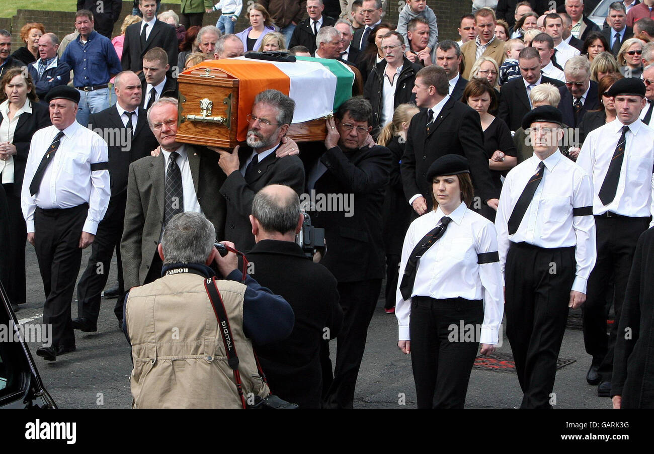 Sinn Fein Preisdent Gerry Adams (rechts) und Martin McGuinness (links) tragen den Sarg von Brian Keenan im Westen von Belfast. Der ehemalige hochrangige IRA-Kommandant, dessen Begräbnis am Donnerstag stattfand, wird eingeäschert. Stockfoto