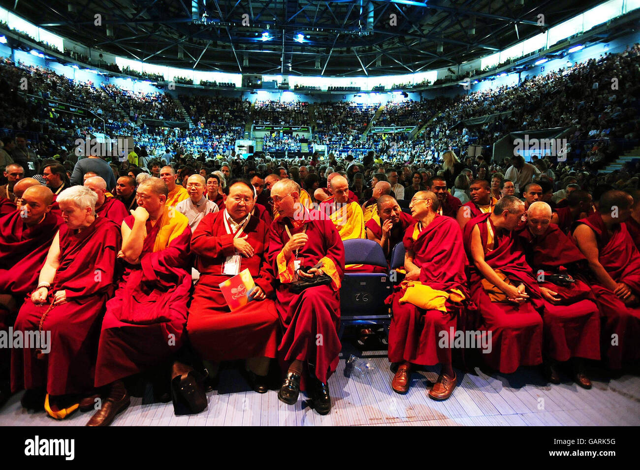 Das Publikum erwartet den Dalai Lama in der Nottingham Arena. Heute ist der erste Tag einer fünftägigen Konferenz, an der der Dalai Lama teilnimmt. Stockfoto