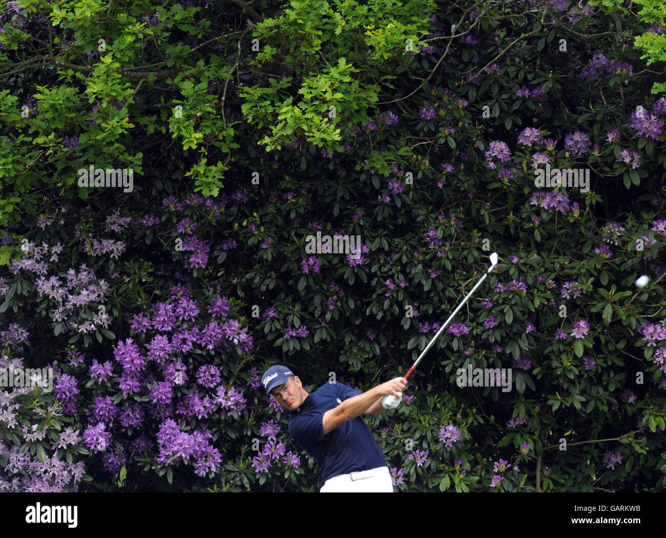 Schwedens Robert Karlsson schlägt beim sechsten Lauf der BMW PGA Championship im Wentworth Golf Club, Surrey. Stockfoto