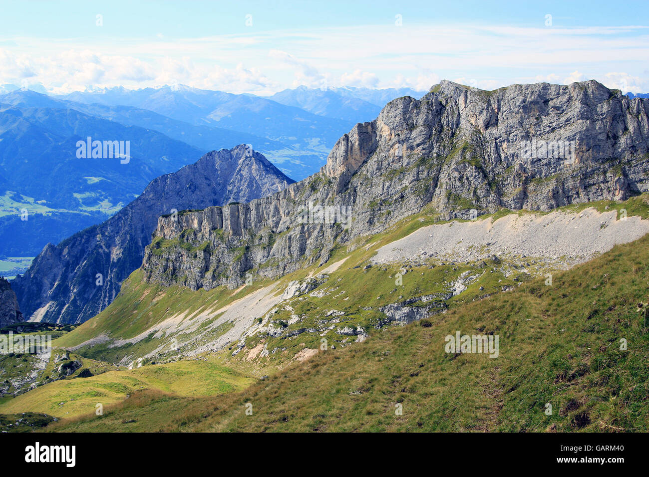 zeigen Sie auf die Bergkette der Alpen (Rofan Gebirge) an, indem Sie Tageslicht und schönes Wetter Stockfoto