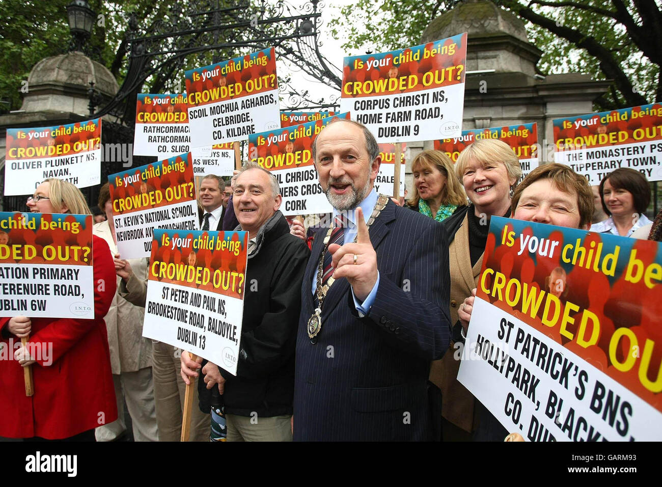 Lehrer, von denen einige ihre Arbeitsplätze verlieren könnten, protestieren gegen Überbelegung in Schulen vor dem Leinster House in Dublin. Stockfoto