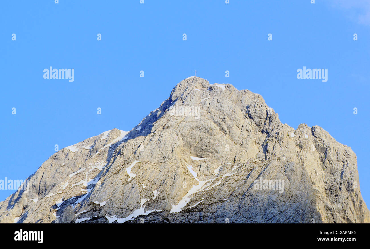 Gipfel mit Gipfelkreuz in den Alpen (Lesachtal). Stockfoto