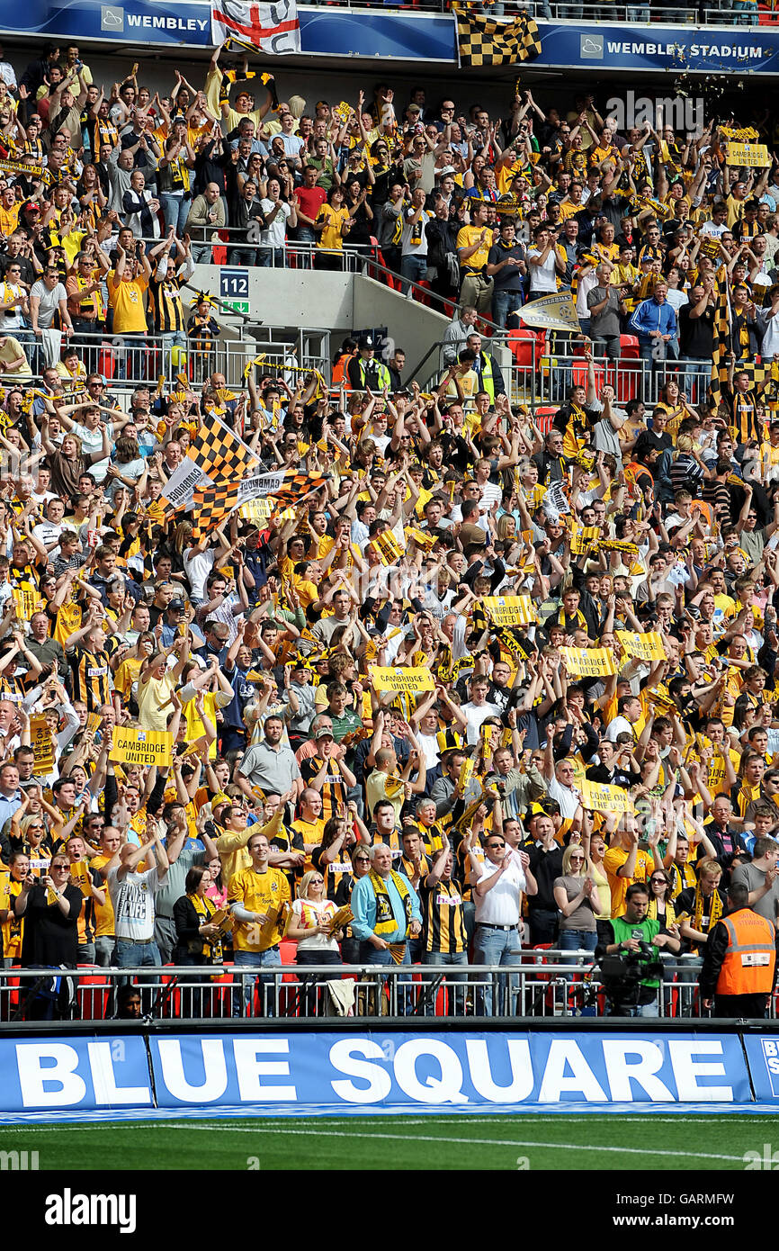 Fans von Cambridge United zeigen ihre Farben und ihre Unterstützung in der Ständer Stockfoto