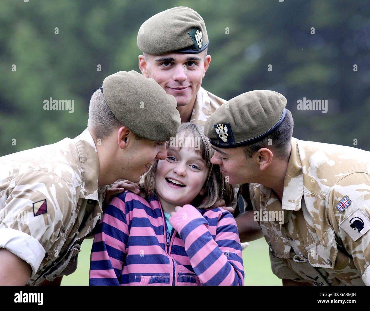 (Von links nach rechts) Mike, Chris und Darren Kilby, drei Brüder, die alle im 1. Bataillon, dem Mercischen Regiment, dienen, werden heute von ihrer Schwester Sarah, 10, in Catterick willkommen geheißen Stockfoto