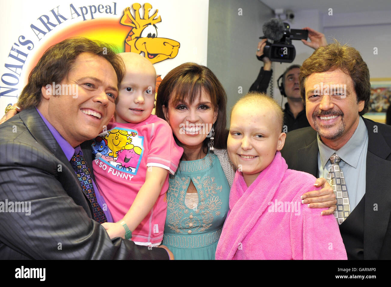 Von links nach rechts. Jimmy Osmond, Patientin Megan Tuck, 5, Marie Osmond, Patientin Janine Tyres, 14 und Jay Osmond am Children's Hospital for Wales in Cardiff. Stockfoto