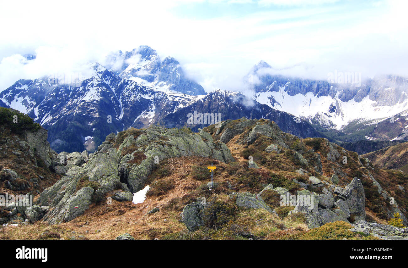 Blick auf Trail auf einem Gipfel der Alpen (Lesachtal) Stockfoto