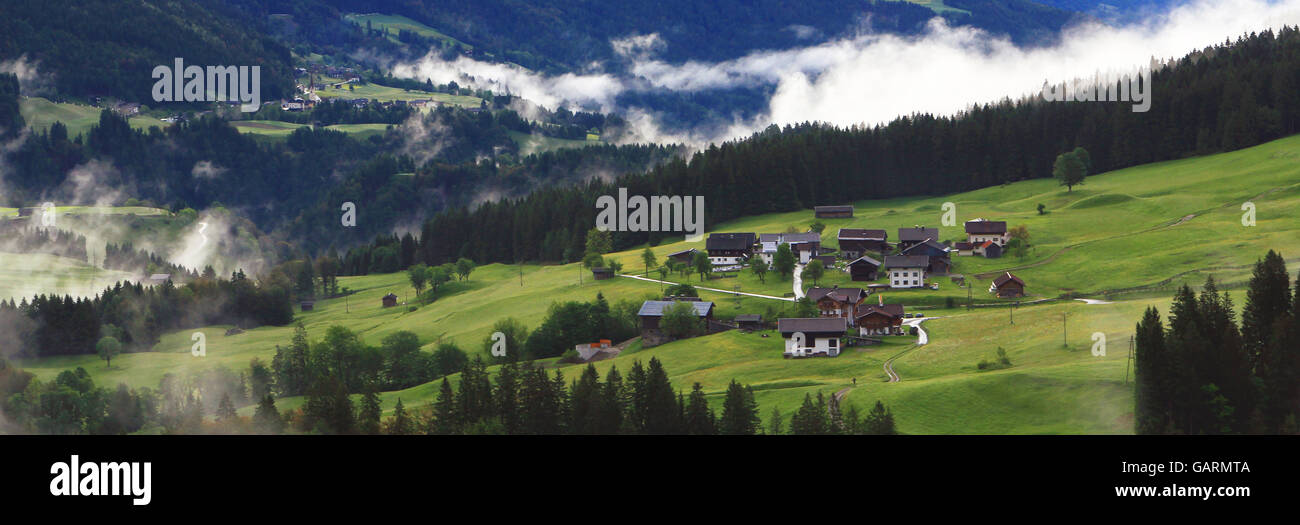 Blick auf Bergdorf in den Alpen (Lesachtal) Stockfoto