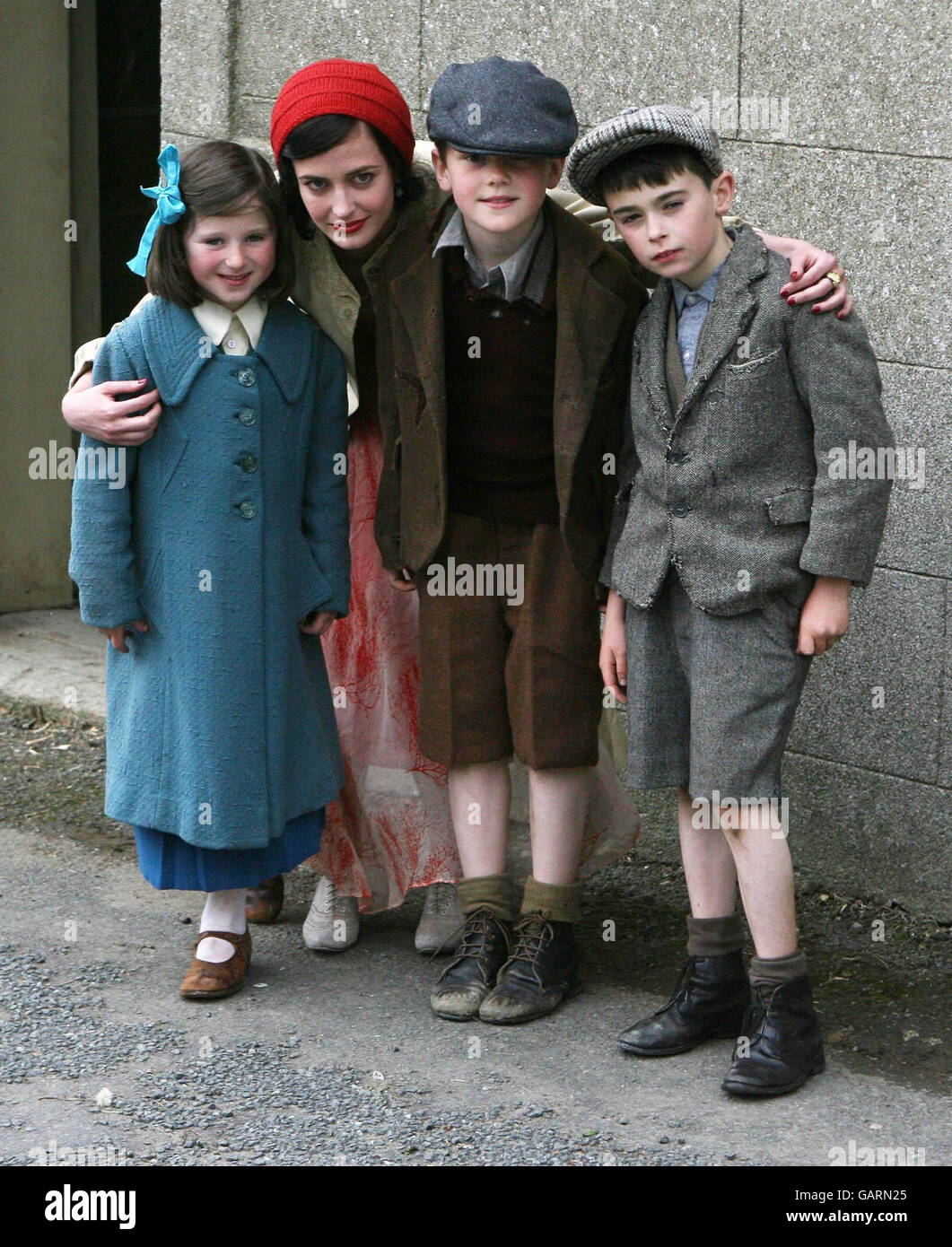 Schauspielerin Eva Green im Bild mit Extras (von links nach rechts) Niamh Sutton, James Vance und Kyle Byrne während einer Drehpause für den neuen Film 'Cracks' in Redcross, County Wicklow, Irland. Stockfoto