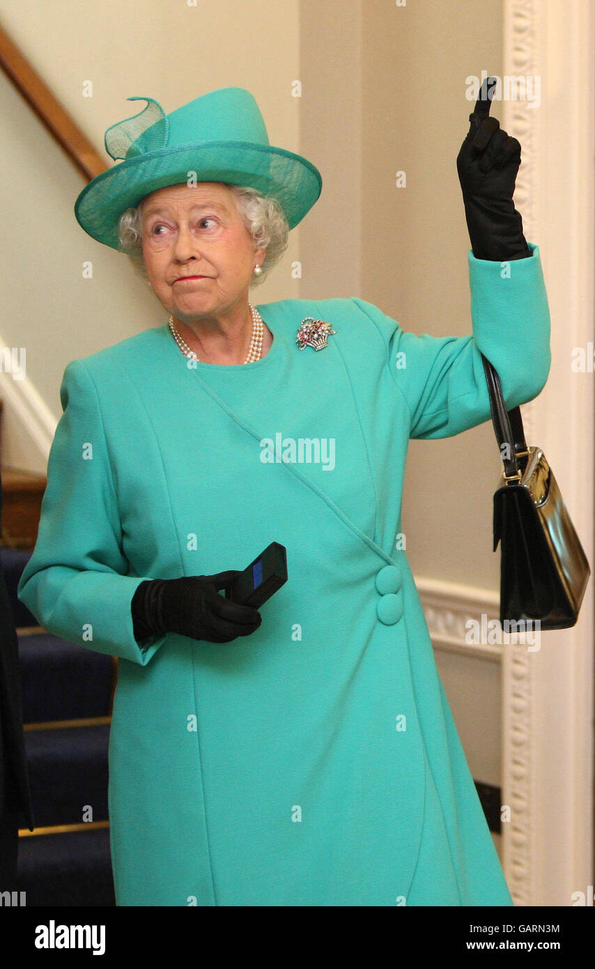 Die britische Königin Elizabeth II. Bei einem Besuch der Royal Institution of Great Britain, London. Stockfoto