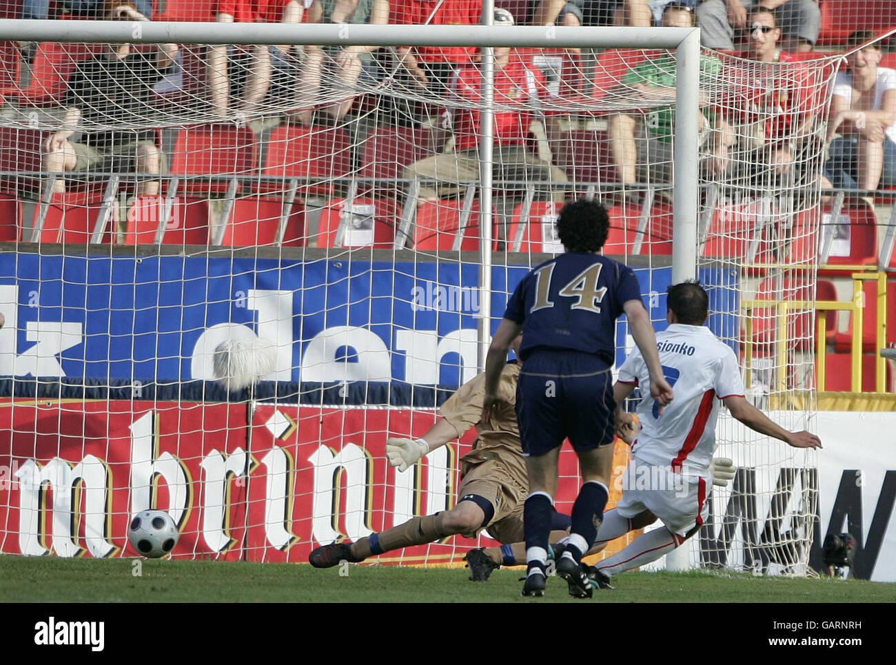Libor Sionko aus der Tschechischen Republik punktet beim Internationalen Freundschaftsspiel im Spartan-Stadion in Prag, Tschechische Republik, mit dem Eröffnungstreffer des Spiels. Stockfoto