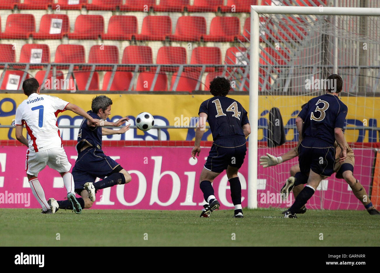 Der tschechische Libor Sionko schießt beim Internationalen Freundschaftsspiel im Spartan-Stadion in Prag seinen zweiten Treffer ein. Stockfoto