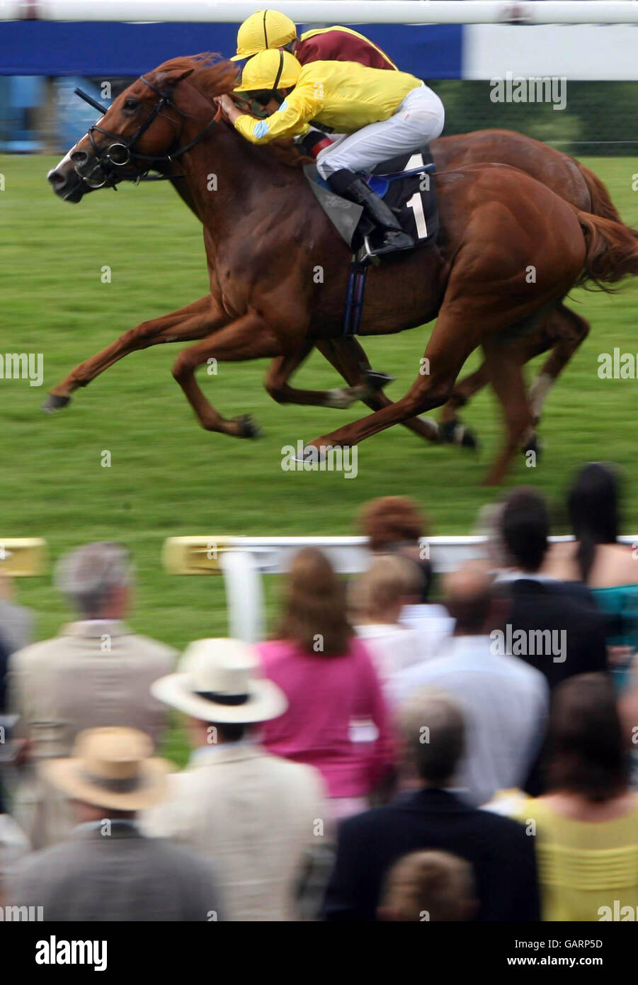 Pferderennen - Karneval des Fliegenden Tages - Goodwood Racecourse. Der Brasilianer Brush (Nummer 1) mit Travis Block gewinnt die Racing UK Free to Air Stakes auf der Goodwood Racecourse in Chichester. Stockfoto