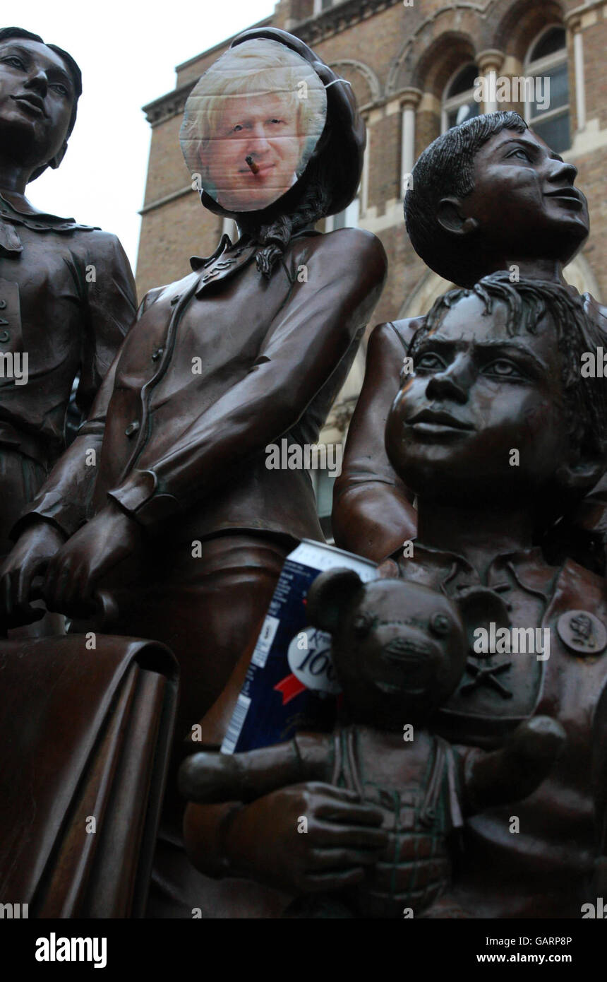 Eine Statue vor dem Bahnhof Liverpool Street wird durch einen Schnitt des Londoner Bürgermeisters Boris Johnson verunreinigt, bevor um Mitternacht ein Alkoholverbot im U-Bahn-Netz in Kraft tritt. Stockfoto