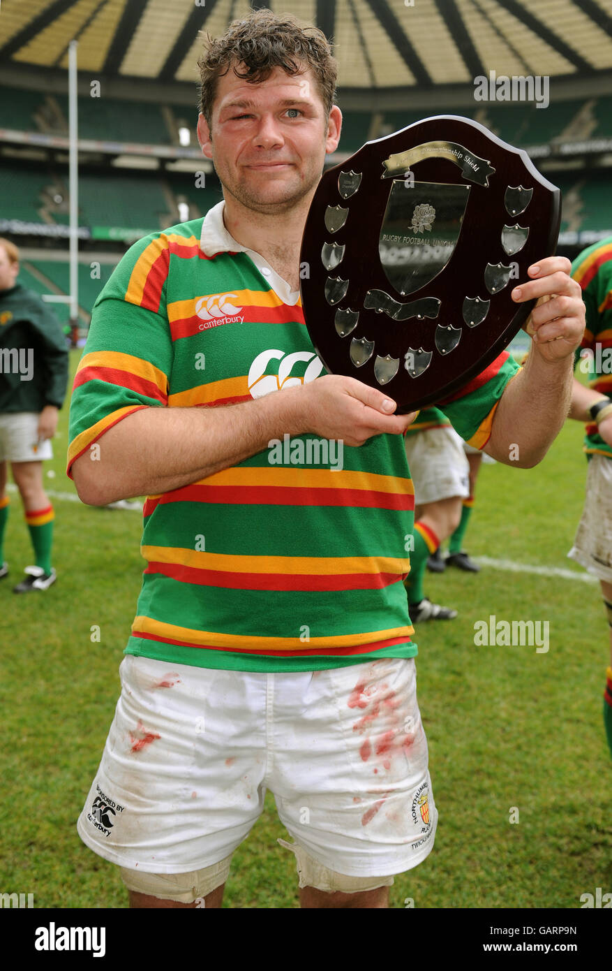 Northumberland Kapitän David Guthrie mit dem County Championship Shield Stockfoto