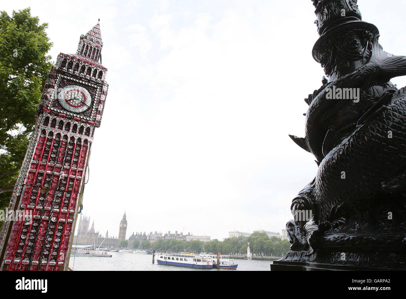 Eine 6 Meter hohe Skulptur von Big Ben aus Coca-Cola-Dosen des Künstlers Robert Bradford am Londoner South Bank. Stockfoto