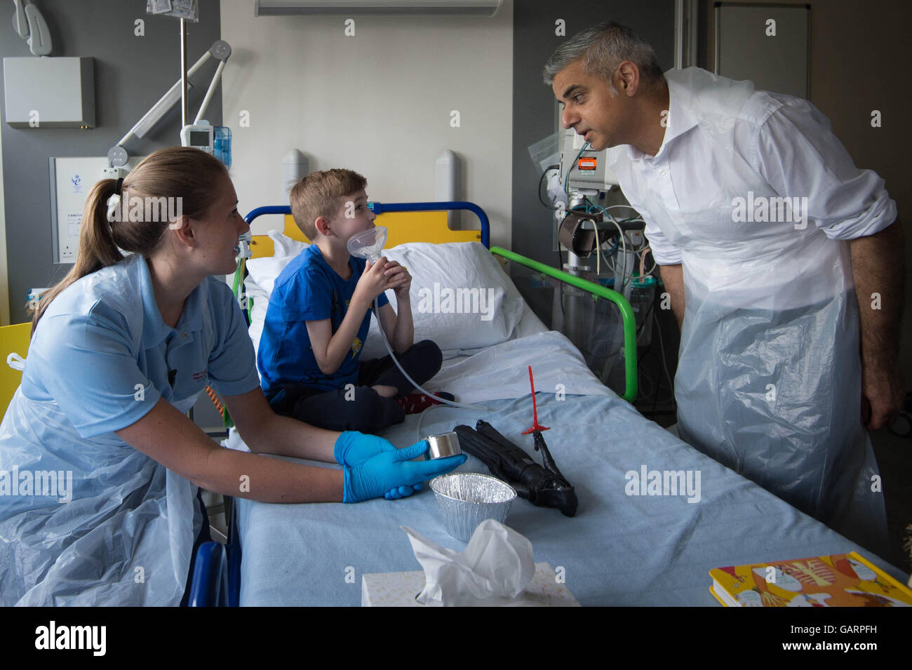 Bürgermeister von London Sadiq Khan trifft Fredi Hilton aus Essex, wer im Great Ormond Street Hospital in London für Atemwegserkrankungen, behandelt wird bevor Khan einen Vortrag hielt über wie er geht gegen Verschmutzung in der Hauptstadt. Stockfoto