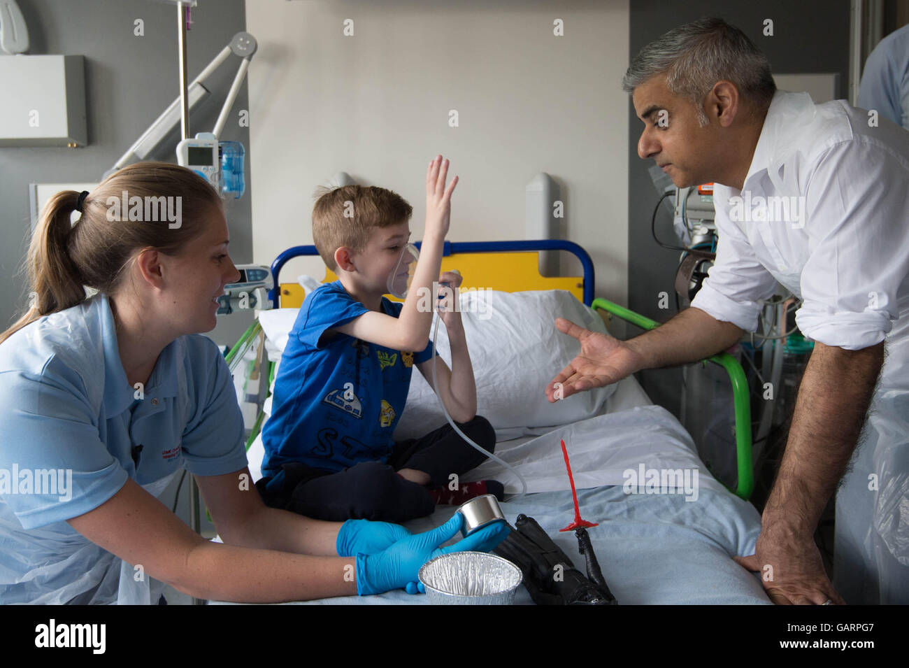 Bürgermeister von London Sadiq Khan trifft Fredi Hilton aus Essex, wer im Great Ormond Street Hospital in London für Atemwegserkrankungen, behandelt wird bevor Khan einen Vortrag hielt über wie er geht gegen Verschmutzung in der Hauptstadt. Stockfoto