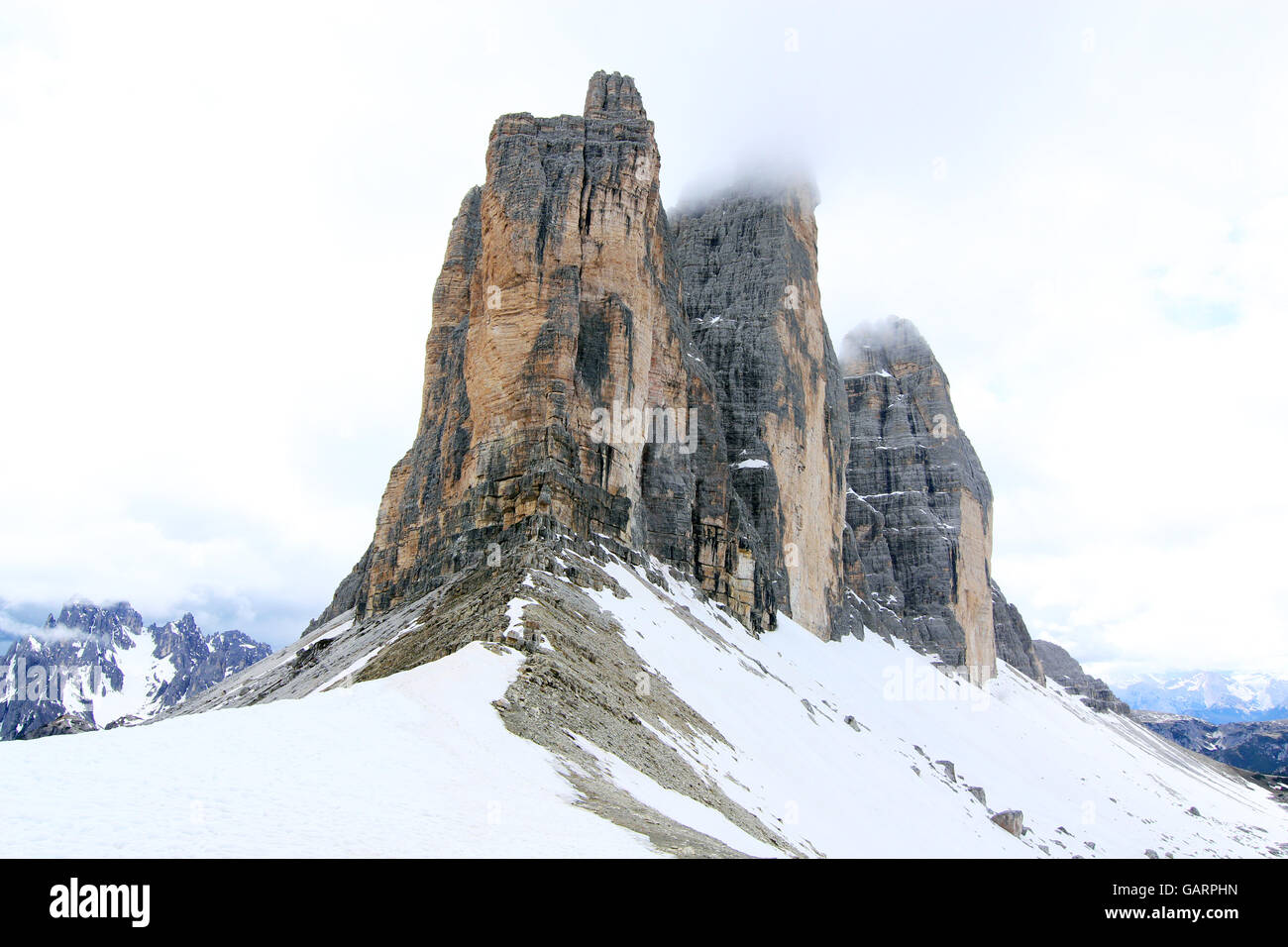 Blick auf Gipfel (Drei-Zinnen) der Alpen (Dolomiten) mit trübem Wetter Stockfoto