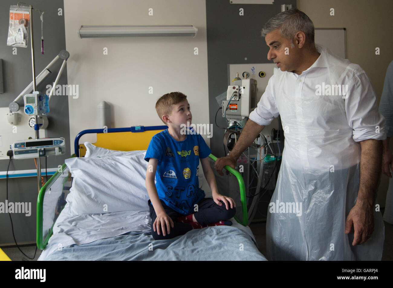 Bürgermeister von London Sadiq Khan trifft Fredi Hilton aus Essex, wer im Great Ormond Street Hospital in London für Atemwegserkrankungen, behandelt wird bevor Khan einen Vortrag hielt über wie er geht gegen Verschmutzung in der Hauptstadt. Stockfoto
