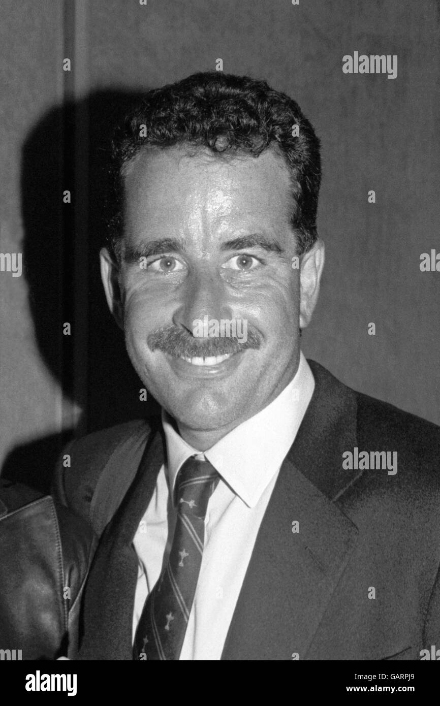 Golf - Ryder Cup - USA - Europa - Muirfield Village. Europas Sam Torrance grinst bei seiner Ankunft am Flughafen Heathrow mit seinen Teamkollegen nach dem Sieg Europas im Jahr 15-13 Stockfoto