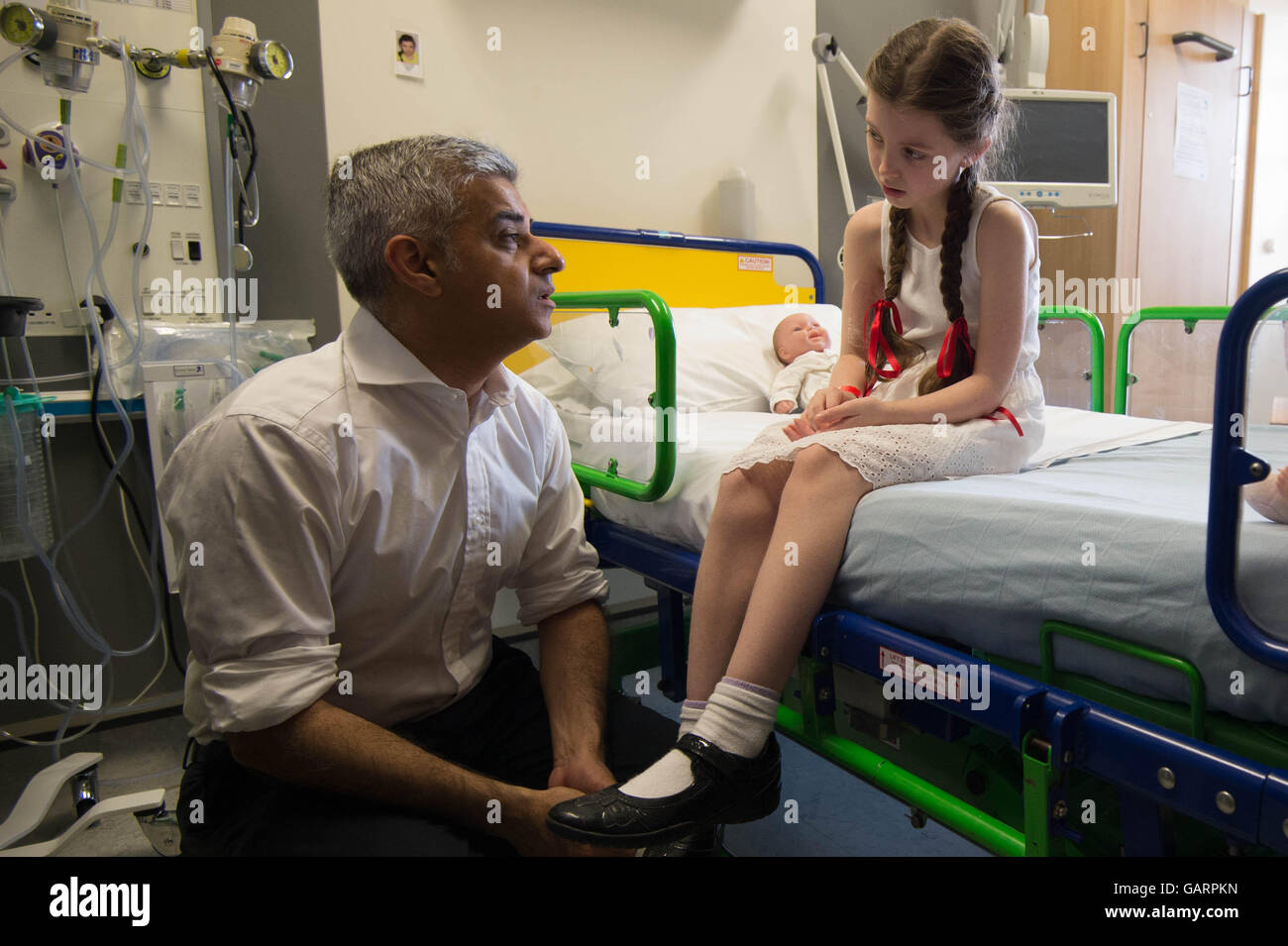 Bürgermeister von London Sadiq Khan trifft 10-Year-Old Scarlett Bladon, aus Northampton, wer im Great Ormond Street Hospital in London für Atemwegserkrankungen, behandelt wird bevor Khan einen Vortrag hielt über wie er geht gegen Verschmutzung in der Hauptstadt. Stockfoto