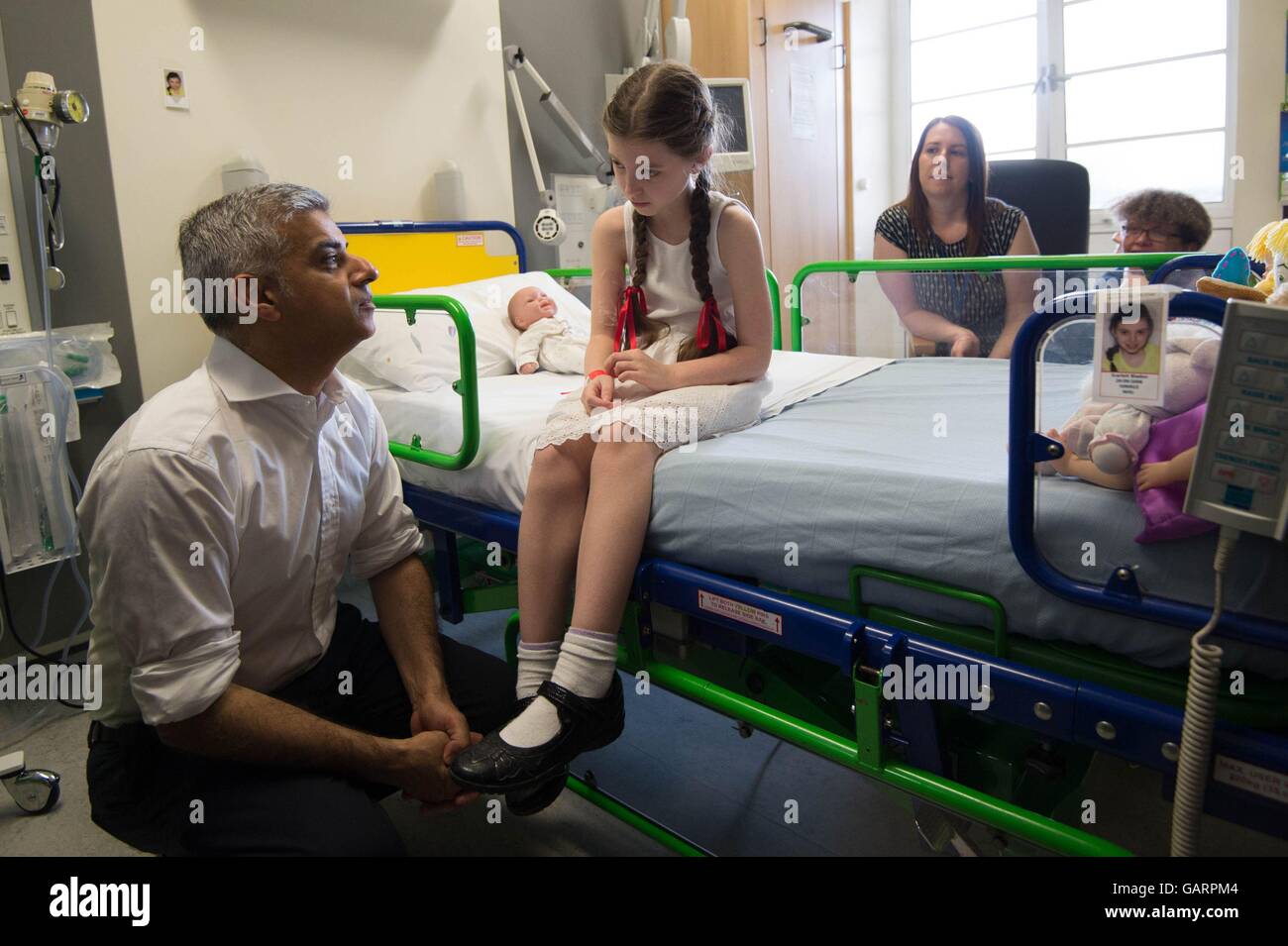 Bürgermeister von London Sadiq Khan trifft 10-Year-Old Scarlett Bladon, aus Northampton, wer im Great Ormond Street Hospital in London für Atemwegserkrankungen, behandelt wird bevor Khan einen Vortrag hielt über wie er geht gegen Verschmutzung in der Hauptstadt. Stockfoto
