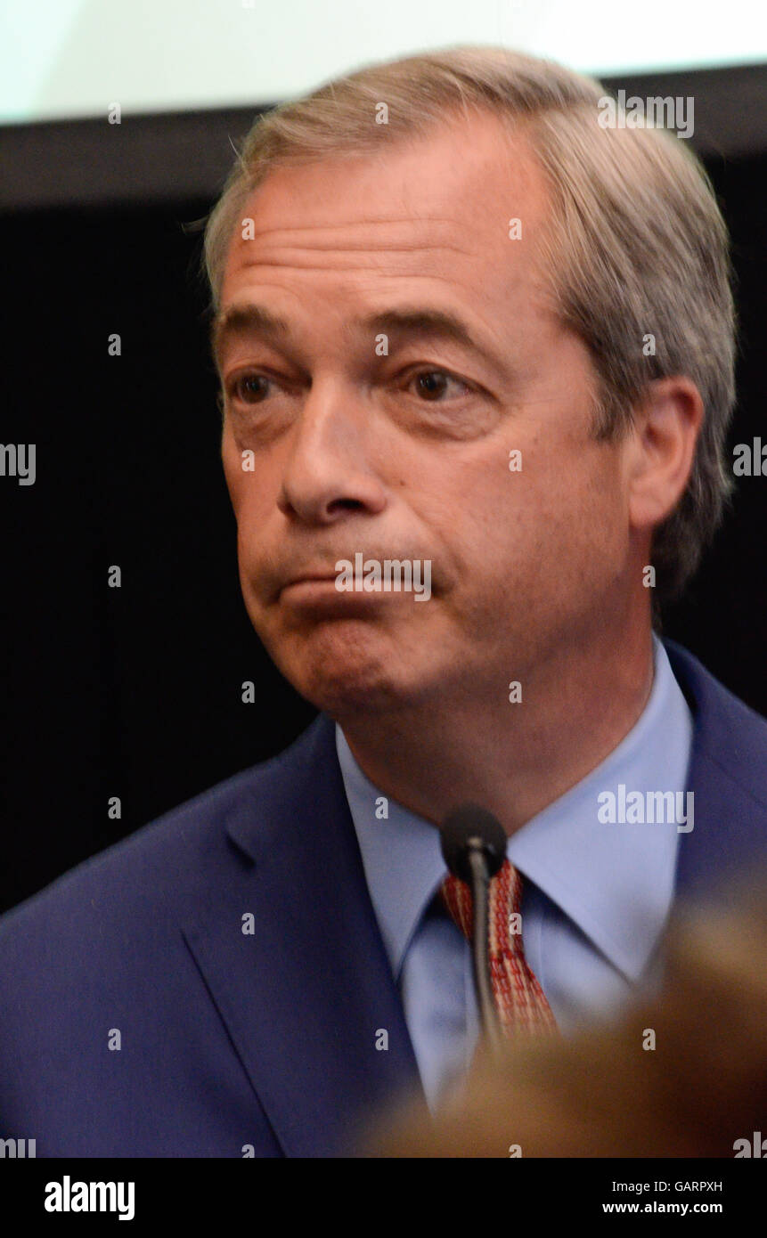 In Momenten Nigel Farage Gesicht ist eine Unschärfe des animierten Ausdruck Stockfoto
