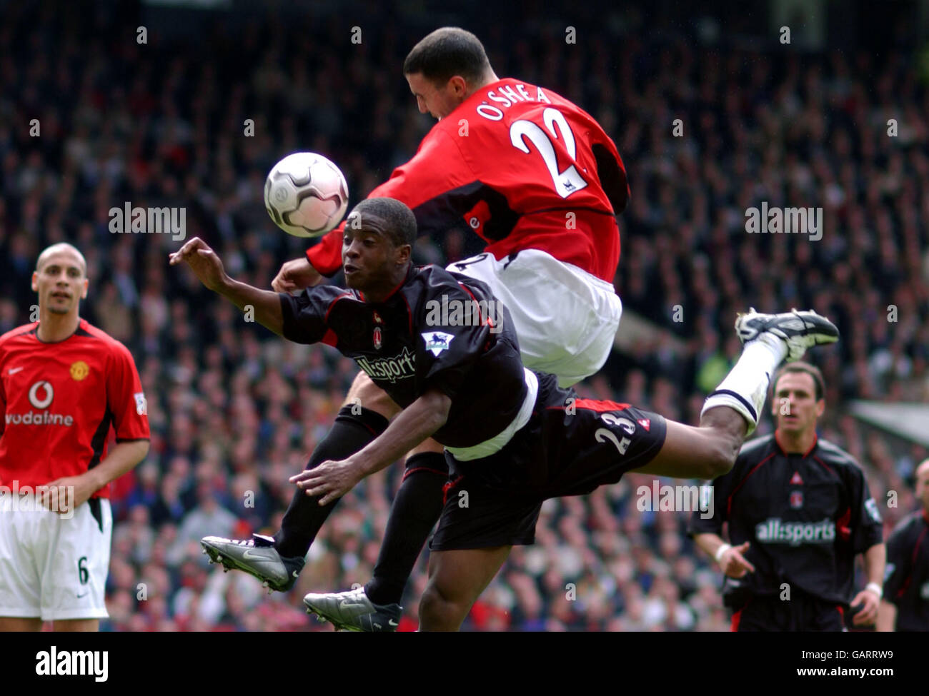 Fußball - FA Barclaycard Premiership - Manchester United / Charlton Athletic. John O'Shea von Manchester United und Kevin Lisbie von Charlton Athletic kämpfen um den Ball Stockfoto